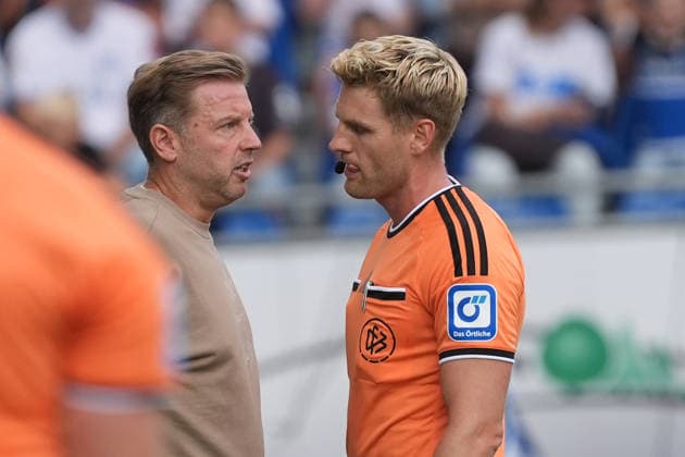 Trainer Florian Kohfeldt (SV Darmstadt 98) ist sauer und spricht mit Schiedsrichter Timo Gerach - 30.08.2026 2. Bundesliga, Saison 26 27: SV Darmstadt 98 vs. Hannover 96, Stadion am Boellenfalltor, 3. Spieltag, emonline, emspor, *** SV Darmstadt 98 coach Florian Kohfeldt is angry and speaks with referee Timo Gerach, August 30, 2026, 2. Bundesliga, Season 26–27: SV Darmstadt 98 vs. Hannover 96, Boellenfalltor Stadium, Matchday 3, emonline, emspor,