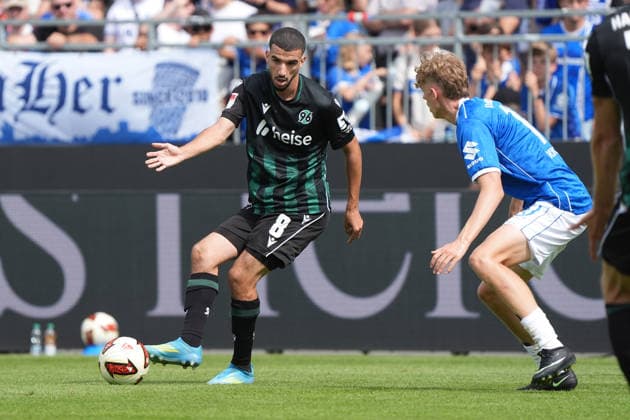 Waniss Taibi (Hannover 96) gegen Nicolas Verkooijen (SV Darmstadt 98) - 30.08.2026 2. Bundesliga, Saison 26 27: SV Darmstadt 98 vs. Hannover 96, Stadion am Boellenfalltor, 3. Spieltag, emonline, emspor, *** Waniss Taibi, Hannover 96 vs. Nicolas Verkooijen, SV Darmstadt 98, August 30, 2026, 2. Bundesliga, Season 26–27, SV Darmstadt 98 vs. Hannover 96, Stadion am Boellenfalltor, Matchday 3, emonline, emspor,