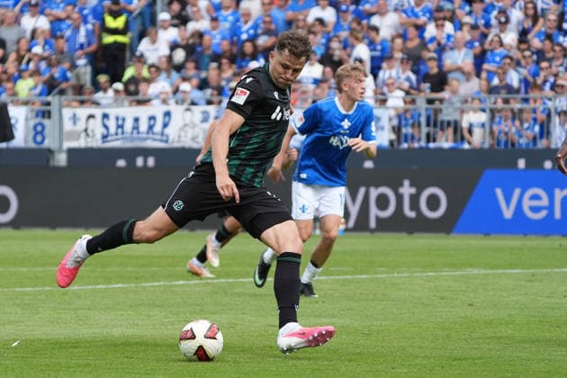Benedikt Pichler (Hannover 96) zieht ab - 30.08.2026 2. Bundesliga, Saison 26 27: SV Darmstadt 98 vs. Hannover 96, Stadion am Boellenfalltor, 3. Spieltag, emonline, emspor, *** Benedikt Pichler Hannover 96 will play in the 2. Bundesliga starting August 30, 2026; 2026–27 season: SV Darmstadt 98 vs. Hannover 96, Stadion am Böllenfalltor, Matchday 3, emonline, emspor,
