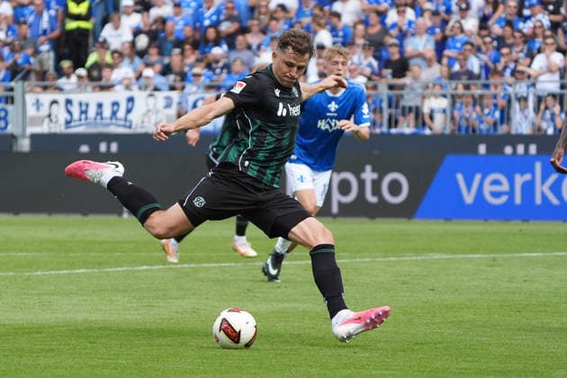 Benedikt Pichler (Hannover 96) zieht ab - 30.08.2026 2. Bundesliga, Saison 26 27: SV Darmstadt 98 vs. Hannover 96, Stadion am Boellenfalltor, 3. Spieltag, emonline, emspor, *** Benedikt Pichler Hannover 96 will play in the 2. Bundesliga starting August 30, 2026; 2026–27 season: SV Darmstadt 98 vs. Hannover 96, Stadion am Böllenfalltor, Matchday 3, emonline, emspor,