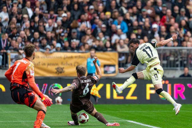 Tor zum 0:1 Erencan Yardimci (1. FC Kaiserslautern, 17) Torschuss, Torwart Ben Voll (FC St. Pauli, 01), Marcus Mathisen (FC St. Pauli, 06), GER, FC St. Pauli vs. 1. FC Kaiserslautern, Fussball, 2. Bundesliga, Spieltag 3, Saison 2026 2027, 30.08.2026 DFL REGULATIONS PROHIBIT ANY USE OF PHOTOGRAPHS AS IMAGE SEQUENCES AND OR QUASI-VIDEO GER, FC St. Pauli vs. 1. FC Kaiserslautern, Fussball, 2. Bundesliga, Spieltag 3, Saison 2026 2027, 30.08.2026 Hamburg *** Goal: 0–1, Erencan Yardimci, 1. FC Kaiserslautern; 17 shots on goal; Goalie: Ben Voll, FC St. Pauli; 01, Marcus Mathisen, FC St. Pauli; 06, GER, FC St. Pauli vs. 1. FC Kaiserslautern, Soccer, 2. Bundesliga, Matchday 3, 2026–2027 Season, August 30, 2026. DFL regulations prohibit any use of photographs as image sequences and or quasi-video. GER, FC St. Pauli vs. 1. FC Kaiserslautern, Soccer, 2. Bundesliga, Matchday 3, 2026–2027 Season, August 30, 2026, Hamburg Copyright: xEibner-Pressefoto MaxxVincenx EP_MVN