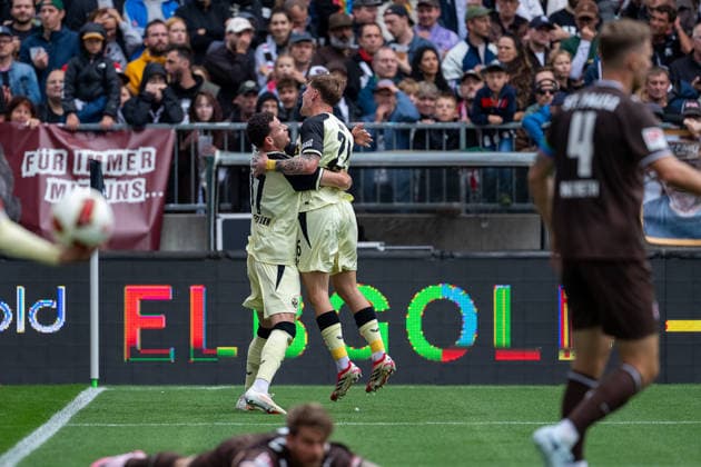 Tor zum 0:1 Erencan Yardimci (1. FC Kaiserslautern, 17) jubelt Jubel mit Paul Joly (1. FC Kaiserslautern, 26), GER, FC St. Pauli vs. 1. FC Kaiserslautern, Fussball, 2. Bundesliga, Spieltag 3, Saison 2026 2027, 30.08.2026 DFL REGULATIONS PROHIBIT ANY USE OF PHOTOGRAPHS AS IMAGE SEQUENCES AND OR QUASI-VIDEO GER, FC St. Pauli vs. 1. FC Kaiserslautern, Fussball, 2. Bundesliga, Spieltag 3, Saison 2026 2027, 30.08.2026 Hamburg *** Goal: 0-1 Erencan Yardimci, 1 FC Kaiserslautern, 17 celebrates with Paul Joly, 1 FC Kaiserslautern, 26, GER, FC St. Pauli vs. 1. FC Kaiserslautern, soccer, 2. Bundesliga, Matchday 3, 2026–2027 season, August 30, 2026—DFL regulations prohibit any use of photographs as image sequences and or quasi-video—GER, FC St. Pauli vs. 1 FC Kaiserslautern, Soccer, 2. Bundesliga, Matchday 3, 2026–2027 Season, August 30, 2026, Hamburg Copyright: xEibner-Pressefoto MaxxVincenx EP_MVN