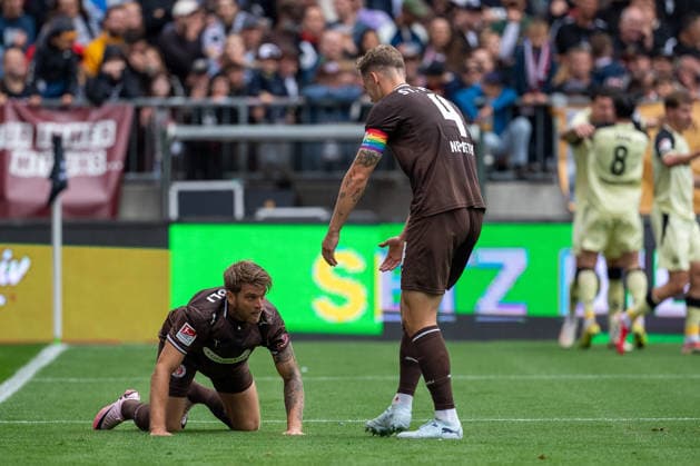 Tor zum 0:1 Erencan Yardimci (1. FC Kaiserslautern, 17), Marcus Mathisen (FC St. Pauli, 06) am Boden, David Nemeth (FC St. Pauli, 04), GER, FC St. Pauli vs. 1. FC Kaiserslautern, Fussball, 2. Bundesliga, Spieltag 3, Saison 2026 2027, 30.08.2026 DFL REGULATIONS PROHIBIT ANY USE OF PHOTOGRAPHS AS IMAGE SEQUENCES AND OR QUASI-VIDEO GER, FC St. Pauli vs. 1. FC Kaiserslautern, Fussball, 2. Bundesliga, Spieltag 3, Saison 2026 2027, 30.08.2026 Hamburg *** Goal: 0–1, Erencan Yardimci (1 FC Kaiserslautern), 17, Marcus Mathisen (FC St. Pauli), 06 on the ground, David Nemeth (FC St. Pauli), 04, GER, FC St. Pauli vs. 1. FC Kaiserslautern, Soccer, 2. Bundesliga, Matchday 3, 2026–2027 Season, August 30, 2026 DFL regulations prohibit any use of photographs as image sequences and or quasi-video, GER, FC St. Pauli vs. 1. FC Kaiserslautern, Soccer, 2. Bundesliga, Matchday 3, 2026–2027 Season, August 30, 2026, Hamburg Copyright: xEibner-Pressefoto MaxxVincenx EP_MVN