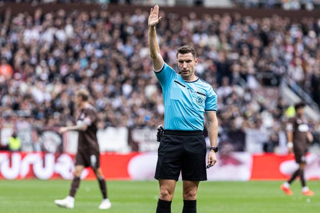 2. Fußball Bundesliga: FC St. Pauli - 1. FC Kaiserslautern; 30.08.2026 Eric Weisbach (Schiedsrichter, Halle) 2. Fußball Bundesliga 3.Spieltag: FC St. Pauli - 1. FC Kaiserslautern; Millerntor-Stadion, Hamburg, St. Pauli; 30.08.2026 DFL regulations prohibit any use of photographs as image sequences and or quasi video. *** 2. Bundesliga: FC St. Pauli 1, FC Kaiserslautern, August 30, 2026; Eric Weisbach, referee; 2. Bundesliga, Matchday 3: FC St. Pauli 1, FC Kaiserslautern; Millerntor Stadium, Hamburg, St. Pauli, August 30, 2026 DFL regulations prohibit any use of photographs as image sequences and or quasi-video Copyright: xBEAUTIFULxSPORTS Buriakovx