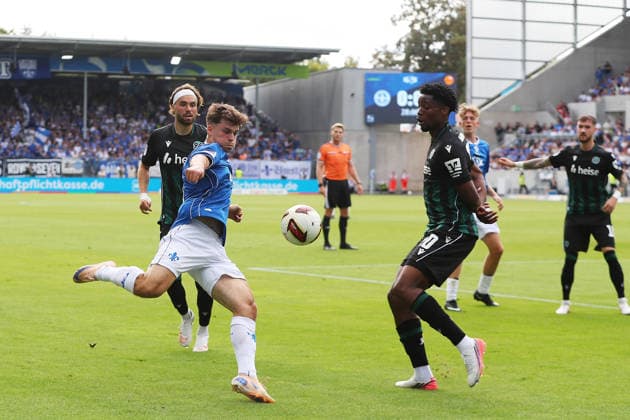 30.08.2026, xtvx, Fussball 2.Bundesliga, SV Darmstadt 98 - Hannover 96 v.l. Zweikampf, Duell, duel, tackle, compete Noah Weisshaupt (SV Darmstadt 98) Ime Okon (Hannover 96) (DFL DFB REGULATIONS PROHIBIT ANY USE OF PHOTOGRAPHS as IMAGE SEQUENCES and or QUASI-VIDEO) Darmstadt *** August 30, 2026, xtvx, Soccer, 2. Bundesliga, SV Darmstadt 98 vs. Hannover 96: Tackle, duel, tackle, compete—Noah Weisshaupt (SV Darmstadt 98) vs. Ime Okon (Hannover 96). DFL and DFB regulations prohibit any use of photographs as image sequences and or quasi-video. Darmstadt