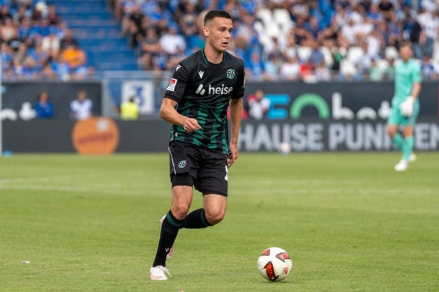 2. Bundesliga: SV Darmstadt 98 vs Hannover 96, Merck-Stadion am Böllenfalltor, 30.08.2026 Am Ball Bastian Allgeier (Hannover 96, 17) 2. Bundesliga: SV Darmstadt 98 vs Hannover 96, Merck-Stadion am Böllenfalltor, 30.08.2026 DFB DFL REGULATIONS PROHIBIT ANY USE OF PHOTOGRAPHS AS IMAGE SEQUENCES AND OR QUASI-VIDEO. *** 2. Bundesliga: SV Darmstadt 98 vs. Hannover 96, Merck Stadium at Böllenfalltor, August 30, 2026. Bastian Allgeier of Hannover 96 in possession. 17. 2. Bundesliga: SV Darmstadt 98 vs. Hannover 96, Merck Stadium at Böllenfalltor, August 30, 2026 DFB and DFL regulations prohibit any use of photographs as image sequences and or quasi-video. Copyright: xBEAUTIFULxSPORTS Hillx