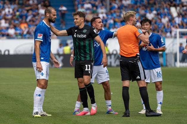 2. Bundesliga: SV Darmstadt 98 vs Hannover 96, Merck-Stadion am Böllenfalltor, 30.08.2026 Aleksandar VukotiÄ‡ (SV Darmstadt 98, 20) begeht ein Handspiel und wird anschließend vom Timo Gerach (Schiedsrichter) mit der Roten Karte des Feldes verwiesen. 2. Bundesliga: SV Darmstadt 98 vs Hannover 96, Merck-Stadion am Böllenfalltor, 30.08.2026 DFB DFL REGULATIONS PROHIBIT ANY USE OF PHOTOGRAPHS AS IMAGE SEQUENCES AND OR QUASI-VIDEO. *** 2. Bundesliga: SV Darmstadt 98 vs. Hannover 96, Merck Stadium at Böllenfalltor, August 30, 2026, Aleksandar Vukotic SV Darmstadt 98, No. 20 commits a handball and is subsequently sent off with a red card by referee Timo Gerach. 2. Bundesliga SV Darmstadt 98 vs. Hannover 96, Merck Stadium at Böllenfalltor, August 30, 2026 DFB and DFL regulations prohibit any use of photographs as image sequences and or quasi-video. Copyright: xBEAUTIFULxSPORTS Hillx