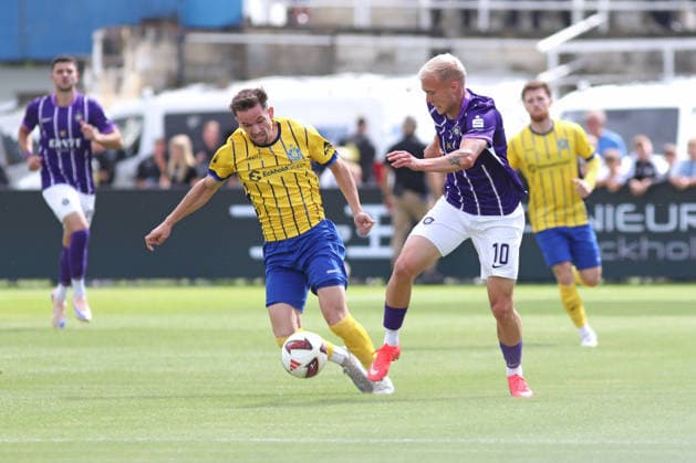 Fußball Regionalliga Nordost: 1. FC Lok Leipzig - FC Erzgebirge Aue; 30.08.2026 Nils Kaiser (19, Lok Leipzig) gegen Linus Queißer (10, Erzgebirge Aue). Fußball, Regionalliga Nordost, Saison 2026 2027, 7. Spieltag: 1. FC Lok Leipzig vs. FC Erzgebirge Aue am 30.08.2026 im Bruno-Plache-Stadion, Leipzig. Copyright: xBEAUTIFULxSPORTS JanxKaeferx