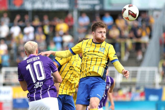 Fußball Regionalliga Nordost: 1. FC Lok Leipzig - FC Erzgebirge Aue; 30.08.2026 Dorian Cevis (22, Lok Leipzig) klärt per Kopf. Fußball, Regionalliga Nordost, Saison 2026 2027, 7. Spieltag: 1. FC Lok Leipzig vs. FC Erzgebirge Aue am 30.08.2026 im Bruno-Plache-Stadion, Leipzig. Copyright: xBEAUTIFULxSPORTS JanxKaeferx