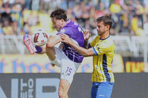 Fußball Regionalliga Nordost: 1. FC Lok Leipzig - FC Erzgebirge Aue; 30.08.2026 Kapitän Marcel Bär (15, Erzgebirge Aue) gegen Filip Kusic (36, Lok Leipzig). Fußball, Regionalliga Nordost, Saison 2026 2027, 7. Spieltag: 1. FC Lok Leipzig vs. FC Erzgebirge Aue am 30.08.2026 im Bruno-Plache-Stadion, Leipzig. Copyright: xBEAUTIFULxSPORTS JanxKaeferx