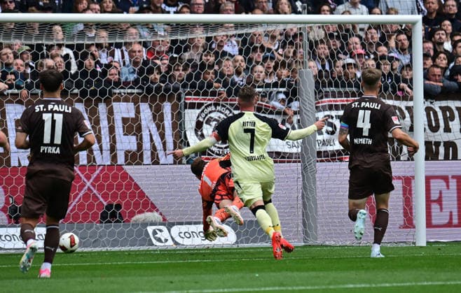30.08.2026,GER Fußball, Männer, 2.BL, Spieltag 3, Saison 2026 2027, Hamburg, FC St. Pauli vs 1.FC Kaiserslautern Erencan Yardimci (Kaiserslautern 17) schiesst das Tor zum 1-0 fuer Kaiserslautern vorbei an Torwart Ben Voll (Pauli 01) DFB DFL regulations prohibit any use of photographs as image sequences and or quasi-video) Hamburg Millerntorstadion Hamburg Deutschland *** August 30, 2026, German Soccer, Men s, 2nd Division, Matchday 3, 2026–2027 Season, Hamburg, FC St. Pauli vs. 1. FC Kaiserslautern: Erencan Yardimci (Kaiserslautern, No. 17) scores the 1–0 goal for Kaiserslautern, beating goalkeeper Ben Voll (Pauli, No. 01). DFB and DFL regulations prohibit any use of photographs as image sequences and or quasi-video. Hamburg, Millerntorstadion, Hamburg Germany Copyright: xnordphotoxGmbH xWitkex