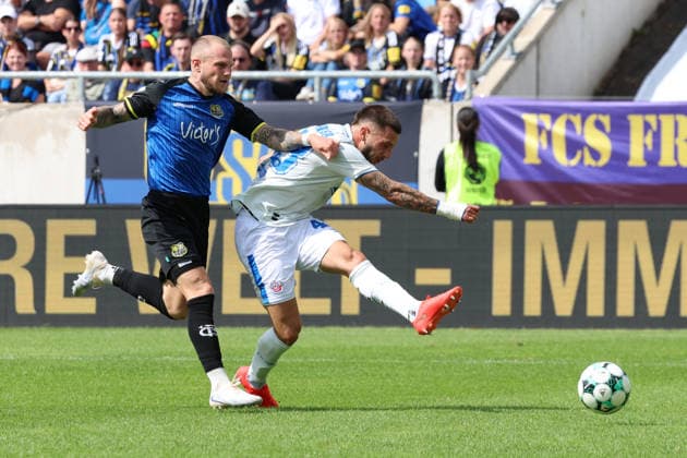 30.08.2026, xrekx, Fussball 3.Liga, 1.FC Saarbruecken - Hansa Rostock v.l. Philip Fahrner (1.FC Saarbruecken) Leon Dajaku (FC Hansa Rostock) Zweikampf, Aktion, action, battle for the ball Saarbruecken