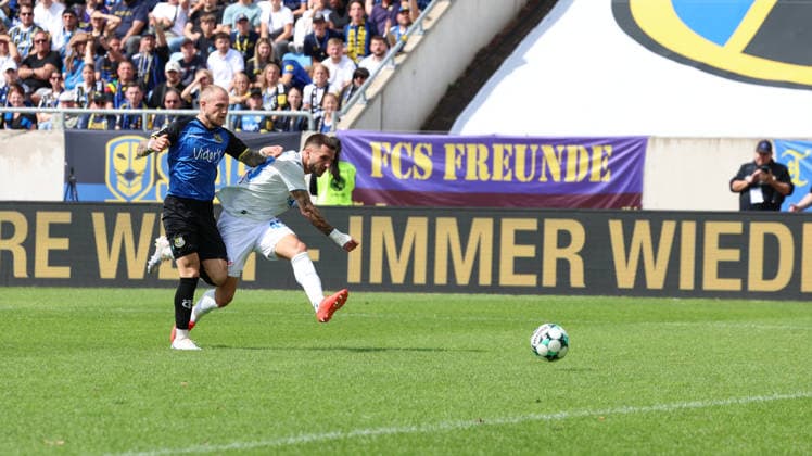 30.08.2026, xrekx, Fussball 3.Liga, 1.FC Saarbruecken - Hansa Rostock v.l. Philip Fahrner (1.FC Saarbruecken) Leon Dajaku (FC Hansa Rostock) Zweikampf, Aktion, action, battle for the ball Saarbruecken