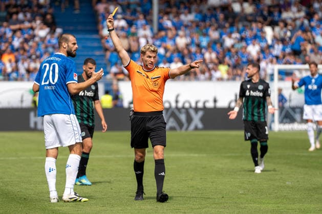 2. Bundesliga: SV Darmstadt 98 vs Hannover 96, Merck-Stadion am Böllenfalltor, 30.08.2026 Aleksandar VukotiÄ‡ (SV Darmstadt 98, 20) begeht ein Handspiel und wird anschließend vom Timo Gerach (Schiedsrichter) mit der Roten Karte des Feldes verwiesen. 2. Bundesliga: SV Darmstadt 98 vs Hannover 96, Merck-Stadion am Böllenfalltor, 30.08.2026 DFB DFL REGULATIONS PROHIBIT ANY USE OF PHOTOGRAPHS AS IMAGE SEQUENCES AND OR QUASI-VIDEO. *** 2. Bundesliga: SV Darmstadt 98 vs. Hannover 96, Merck Stadium at Böllenfalltor, August 30, 2026, Aleksandar Vukotic SV Darmstadt 98, No. 20 commits a handball and is subsequently sent off with a red card by referee Timo Gerach. 2. Bundesliga: SV Darmstadt 98 vs. Hannover 96, Merck Stadium at Böllenfalltor, August 30, 2026 DFB and DFL regulations prohibit any use of photographs as image sequences and or quasi-video. Copyright: xBEAUTIFULxSPORTS Hillx