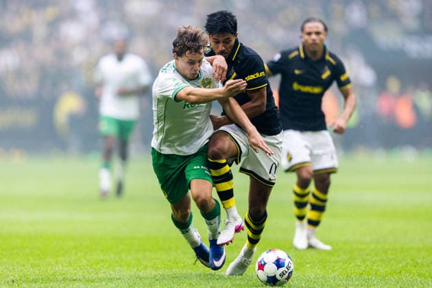 260830 Hammarbys Hampus Skoglund och AIKs Lukas Bergquist under fotbollsmatchen i Allsvenskan mellan AIK och Hammarby den 30 augusti 2026 i Stockholm. Copyright: CAISAxRASMUSSEN BB260830CR018