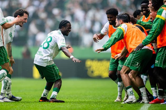 260830 Hammarbys Frank Junior Adyei jublar med lagkamrater efter 0-1 under fotbollsmatchen i Allsvenskan mellan AIK och Hammarby den 30 augusti 2026 i Stockholm. Copyright: JESPERxZERMAN BB260830JZ023