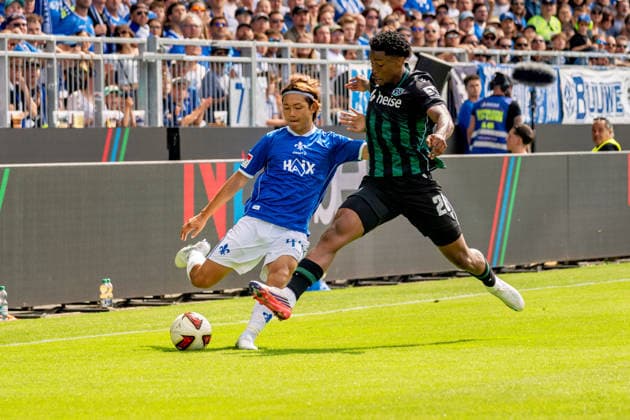 Spielszene, Zweikampf, Flanke, v.l. Yosuke Furukawa (SV Darmstadt 98, 44), Daniel Okon (Hannover 96, 20), GER, SV Darmstadt 98 vs. Hannover 96, Fussball, 2. Bundesliga, 3. Spieltag, Saison 2026 2027, 30.08.2026, DFL REGULATIONS PROHIBIT ANY USE OF PHOTOGRAPHS AS IMAGE SEQUENCES AND OR QUASI-VIDEO, GER, SV Darmstadt 98 vs. Hannover 96, Fussball, 2. Bundesliga, 3. Spieltag, Saison 2026 2027, 30.08.2026 Darmstadt *** Game action, tackle, cross, from left: Yosuke Furukawa, SV Darmstadt 98, 44, Daniel Okon, Hannover 96, 20, GER, SV Darmstadt 98 vs. Hannover 96, soccer, 2. Bundesliga, Matchday 3, 2026–2027 season, August 30, 2026, DFL regulations prohibit any use of photographs as image sequences and or quasi-video, GER, SV Darmstadt 98 vs. Hannover 96, soccer, 2. Bundesliga, Matchday 3, 2026–2027 season, August 30, 2026, Darmstadt Copyright: xEibner-Pressefoto J-NxGroemlingx EP_JGG