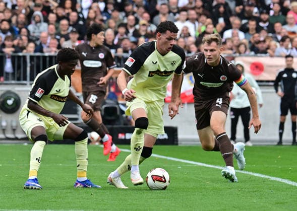 30.08.2026,GER Fußball, Männer, 2.BL, Spieltag 3, Saison 2026 2027, Hamburg, FC St. Pauli vs 1.FC Kaiserslautern Erencan Yardimci (Kaiserslautern 17) versucht sich gegen David Nemeth (Pauli 04) durchzusetzen DFB DFL regulations prohibit any use of photographs as image sequences and or quasi-video) Hamburg Millerntorstadion Hamburg Deutschland *** August 30, 2026, German Soccer, Men s, 2nd Division, Matchday 3, 2026–2027 Season, Hamburg, FC St. Pauli vs. 1. FC Kaiserslautern: Erencan Yardimci (Kaiserslautern 17) tries to get past David Nemeth (Pauli 04). DFB and DFL regulations prohibit any use of photographs as image sequences and or quasi-video. Hamburg Millerntorstadion, Hamburg, Germany Copyright: xnordphotoxGmbH xWitkex