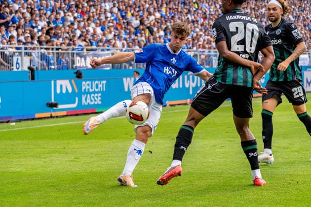 Spielszene, Schuss, Abschluss, Offensivaktion, v.l. Noah Weisshaupt (SV Darmstadt 98, 07), Daniel Okon (Hannover 96, 20), Kolja Oudenne (Hannover 96, 29), GER, SV Darmstadt 98 vs. Hannover 96, Fussball, 2. Bundesliga, 3. Spieltag, Saison 2026 2027, 30.08.2026, DFL REGULATIONS PROHIBIT ANY USE OF PHOTOGRAPHS AS IMAGE SEQUENCES AND OR QUASI-VIDEO, GER, SV Darmstadt 98 vs. Hannover 96, Fussball, 2. Bundesliga, 3. Spieltag, Saison 2026 2027, 30.08.2026 Darmstadt *** Game play, shot, finish, offensive play, from left: Noah Weisshaupt (SV Darmstadt 98), 07, Daniel Okon, Hannover 96, 20, Kolja Oudenne, Hannover 96, 29, GER, SV Darmstadt 98 vs. Hannover 96, soccer, 2. Bundesliga, Matchday 3, 2026–2027 season, August 30, 2026, DFL regulations prohibit any use of photographs as image sequences and or quasi-video, GER, SV Darmstadt 98 vs. Hannover 96, soccer, 2. Bundesliga, Matchday 3, 2026–2027 season, August 30, 2026, Darmstadt Copyright: xEibner-Pressefoto J-NxGroemlingx EP_JGG