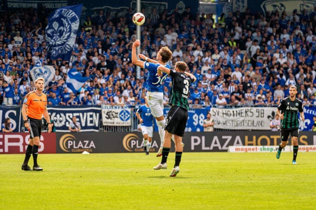 Spielszene, Zweikampf, Duell, Kopfball, Kopfballduell, v.l. Milan Smit (SV Darmstadt 98, 36), Boris Tomiak (Hannover 96, 03), GER, SV Darmstadt 98 vs. Hannover 96, Fussball, 2. Bundesliga, 3. Spieltag, Saison 2026 2027, 30.08.2026, DFL REGULATIONS PROHIBIT ANY USE OF PHOTOGRAPHS AS IMAGE SEQUENCES AND OR QUASI-VIDEO, GER, SV Darmstadt 98 vs. Hannover 96, Fussball, 2. Bundesliga, 3. Spieltag, Saison 2026 2027, 30.08.2026 Darmstadt *** Game action, tackle, duel, header, header duel, from left: Milan Smit (SV Darmstadt 98), 36, Boris Tomiak (Hannover 96), 03, GER, SV Darmstadt 98 vs. Hannover 96, soccer, 2. Bundesliga, Matchday 3, 2026–2027 season, August 30, 2026, DFL regulations prohibit any use of photographs as image sequences and or quasi-video, GER, SV Darmstadt 98 vs. Hannover 96, soccer, 2. Bundesliga, Matchday 3, 2026–2027 season, August 30, 2026, Darmstadt Copyright: xEibner-Pressefoto J-NxGroemlingx EP_JGG