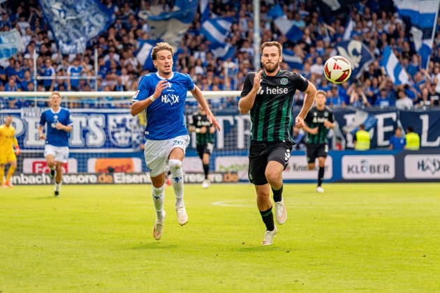 Spielszene, Zweikampf, Ballaktion, Sprint, Rennen, v.l. Milan Smit (SV Darmstadt 98, 36), Boris Tomiak (Hannover 96, 03), GER, SV Darmstadt 98 vs. Hannover 96, Fussball, 2. Bundesliga, 3. Spieltag, Saison 2026 2027, 30.08.2026, DFL REGULATIONS PROHIBIT ANY USE OF PHOTOGRAPHS AS IMAGE SEQUENCES AND OR QUASI-VIDEO, GER, SV Darmstadt 98 vs. Hannover 96, Fussball, 2. Bundesliga, 3. Spieltag, Saison 2026 2027, 30.08.2026 Darmstadt *** Game action, tackle, ball play, sprint, race, from left: Milan Smit (SV Darmstadt 98), 36, Boris Tomiak (Hannover 96), 03, GER, SV Darmstadt 98 vs. Hannover 96, soccer, 2. Bundesliga, Matchday 3, 2026–2027 season, August 30, 2026, DFL regulations prohibit any use of photographs as image sequences and or quasi-video, GER, SV Darmstadt 98 vs. Hannover 96, soccer, 2. Bundesliga, Matchday 3, 2026–2027 season, August 30, 2026, Darmstadt Copyright: xEibner-Pressefoto J-NxGroemlingx EP_JGG