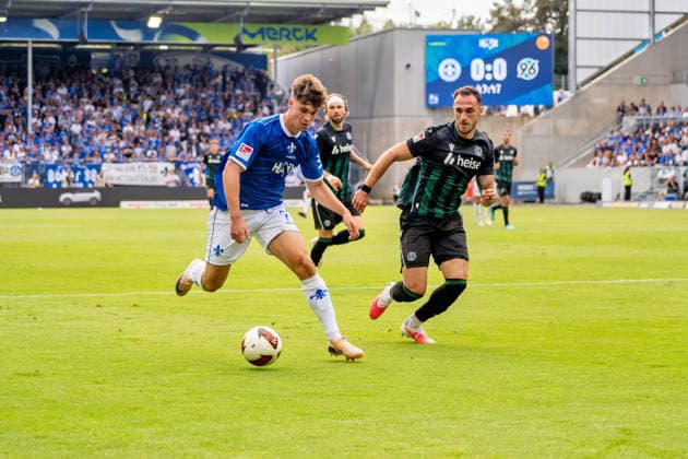 Spielszene, Dribbling, Offensivaktion, Flanke, Hereingabe, Pass, Passspiel, v.l. Noah Weisshaupt (SV Darmstadt 98, 07), Virgil Ghita (Hannover 96, 05), GER, SV Darmstadt 98 vs. Hannover 96, Fussball, 2. Bundesliga, 3. Spieltag, Saison 2026 2027, 30.08.2026, DFL REGULATIONS PROHIBIT ANY USE OF PHOTOGRAPHS AS IMAGE SEQUENCES AND OR QUASI-VIDEO, GER, SV Darmstadt 98 vs. Hannover 96, Fussball, 2. Bundesliga, 3. Spieltag, Saison 2026 2027, 30.08.2026 Darmstadt *** Game play, dribbling, offensive play, cross, pass, passing, from left: Noah Weisshaupt (SV Darmstadt 98), 07, Virgil Ghita Hannover 96, 05, GER, SV Darmstadt 98 vs. Hannover 96, soccer, 2. Bundesliga, Matchday 3, 2026–2027 season, August 30, 2026, DFL regulations prohibit any use of photographs as image sequences and or quasi-video, GER, SV Darmstadt 98 vs. Hannover 96, soccer, 2. Bundesliga, Matchday 3, 2026–2027 season, August 30, 2026, Darmstadt Copyright: xEibner-Pressefoto J-NxGroemlingx EP_JGG