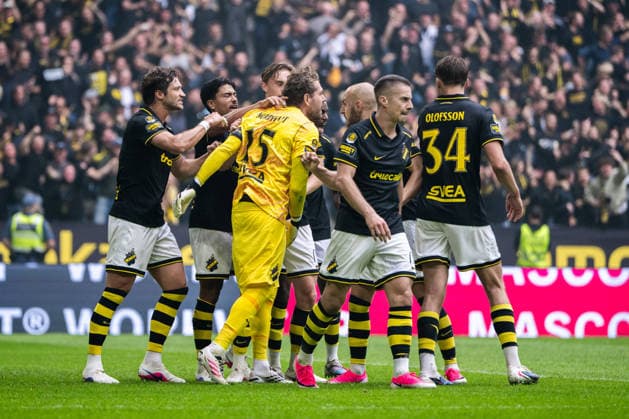 260830 AIKs malvakt Kristoffer Nordfeldt jublar med lagkamrater under fotbollsmatchen i Allsvenskan mellan AIK och Hammarby den 30 augusti 2026 i Stockholm. Copyright: JESPERxZERMAN BB260830JZ028