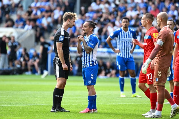 Fußball I Herren I Saison 2026-2027 I 2. Bundesliga I 3. Spieltag I 1. FC Magdeburg - Holstein Kiel I 30.08.2026 Schiedsrichter Jarno Wienefeld im Gespräch mit Baris Atik (23, 1. FC Magdeburg) nach der Entscheidung für einen Strafstoß für Kiel Magdeburg Avnet Arena (Heinz-Krügel-Platz 1) Sachsen-Anhalt Deutschland *** Soccer I Men s I 2026–2027 Season I 2. Bundesliga I Matchday 3 I 1. FC Magdeburg vs. Holstein Kiel I August 30, 2026 Referee Jarno Wienefeld speaking with Baris Atik, 23, 1. FC Magdeburg after the penalty kick was awarded to Kiel at Magdeburg’s Avnet Arena, Heinz Krügel Field, No. 1, Saxony-Anhalt, Germany Copyright: xLobeca InesxHähnelx