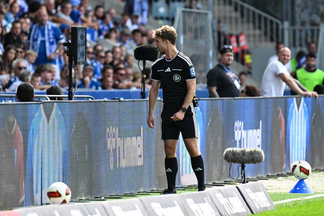 Fußball I Herren I Saison 2026-2027 I 2. Bundesliga I 3. Spieltag I 1. FC Magdeburg - Holstein Kiel I 30.08.2026 Schiedsrichter Jarno Wienefeld steht vor dem Monitor und sieht sich die Bilder zur Strafstoßentscheidung an Freisteller, Nahaufnahme, Porträt, Portrait, Einzelfoto, Einzelbild, Körper Magdeburg Avnet Arena (Heinz-Krügel-Platz 1) Sachsen-Anhalt Deutschland *** Soccer I Men s I 2026–2027 Season I 2. Bundesliga I Matchday 3 I 1. FC Magdeburg vs. Holstein Kiel I August 30, 2026 Referee Jarno Wienefeld stands in front of the monitor and reviews the footage regarding the penalty kick decision. Free kick, close-up, portrait, individual photo, single frame, body Magdeburg Avnet Arena Heinz Krügel Platz 1 Saxony-Anhalt Germany Copyright: xLobeca InesxHähnelx