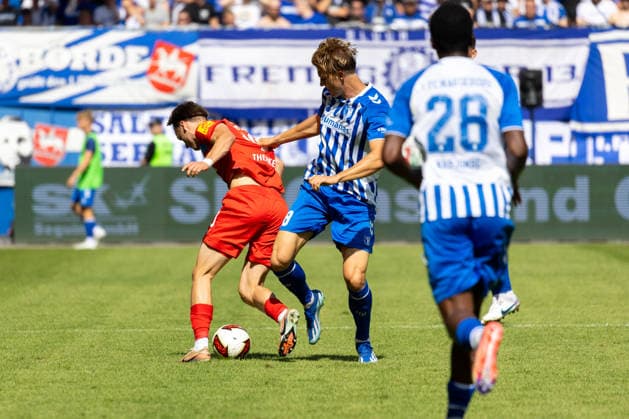 Deutschland: 2.Bundesliga, Saison 2026 2027, 30.08.2026, 3. Spieltag, 1.FC Magdeburg vs Holstein Kiel, Avnet Arena : Jonas Therkelsen (Holstein Kiel, 10) im Zweikampf gegen Luka Hyrylaeinen (1.FC Magdeburg, 38) *** Germany 2. Bundesliga, 2026–2027 Season, August 30, 2026, Matchday 3, 1. FC Magdeburg vs. Holstein Kiel, Avnet Arena. Jonas Therkelsen of Holstein Kiel, No. 10, in a tackle against Luka Hyrylaeinen of 1. FC Magdeburg, No. 38 Copyright: xMichellexLukax