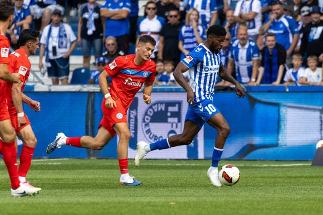 Deutschland: 2.Bundesliga, Saison 2026 2027, 30.08.2026, 3. Spieltag, 1.FC Magdeburg vs Holstein Kiel, Avnet Arena : Adrian Kapralik (Holstein Kiel, 20), Moritz-Broni Kwarteng (1.FC Magdeburg, 10) *** Germany 2. Bundesliga, 2026–2027 Season, August 30, 2026, Matchday 3, 1. FC Magdeburg vs. Holstein Kiel, Avnet Arena: Adrian Kapralik (Holstein Kiel), 20; Moritz Broni Kwarteng (1. FC Magdeburg), 10 Copyright: xMichellexLukax