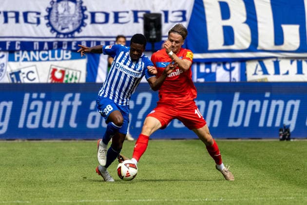 Deutschland: 2.Bundesliga, Saison 2026 2027, 30.08.2026, 3. Spieltag, 1.FC Magdeburg vs Holstein Kiel, Avnet Arena : Pierre Nadjombe (1.FC Magdeburg, 28) im Zweikampf gegen Jonas Therkelsen (Holstein Kiel, 10) *** Germany 2. Bundesliga, 2026–2027 Season, August 30, 2026, Matchday 3, 1. FC Magdeburg vs. Holstein Kiel, Avnet Arena. Pierre Nadjombe (1. FC Magdeburg, No. 28) in a tackle against Jonas Therkelsen (Holstein Kiel, No. 10) Copyright: xMichellexLukax