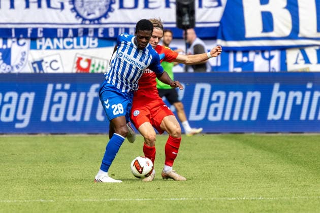 Deutschland: 2.Bundesliga, Saison 2026 2027, 30.08.2026, 3. Spieltag, 1.FC Magdeburg vs Holstein Kiel, Avnet Arena : Pierre Nadjombe (1.FC Magdeburg, 28) im Zweikampf gegen Jonas Therkelsen (Holstein Kiel, 10) *** Germany 2. Bundesliga, 2026–2027 Season, August 30, 2026, Matchday 3, 1. FC Magdeburg vs. Holstein Kiel, Avnet Arena. Pierre Nadjombe (1. FC Magdeburg, No. 28) in a tackle against Jonas Therkelsen (Holstein Kiel, No. 10) Copyright: xMichellexLukax