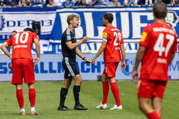Deutschland: 2.Bundesliga, Saison 2026 2027, 30.08.2026, 3. Spieltag, 1.FC Magdeburg vs Holstein Kiel, Avnet Arena : Jarno Wienefeld (Schiedsrichter), Jonas Meffert (Holstein Kiel, 28) *** Germany 2. Bundesliga, 2026–2027 Season, August 30, 2026, Matchday 3, 1. FC Magdeburg vs. Holstein Kiel, Avnet Arena, Jarno Wienefeld (referee), Jonas Meffert (Holstein Kiel), 28 Copyright: xMichellexLukax