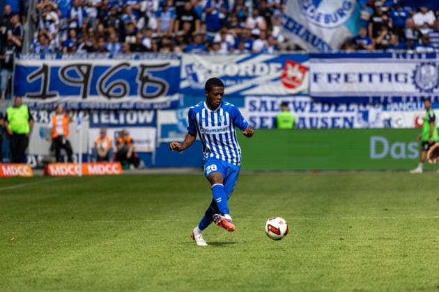 Deutschland: 2.Bundesliga, Saison 2026 2027, 30.08.2026, 3. Spieltag, 1.FC Magdeburg vs Holstein Kiel, Avnet Arena : Pierre Nadjombe (1.FC Magdeburg, 28) am Ball *** Germany 2. Bundesliga, 2026–2027 Season, August 30, 2026, Matchday 3, 1. FC Magdeburg vs. Holstein Kiel, Avnet Arena Pierre Nadjombe, 1. FC Magdeburg, 28 on the ball Copyright: xMichellexLukax