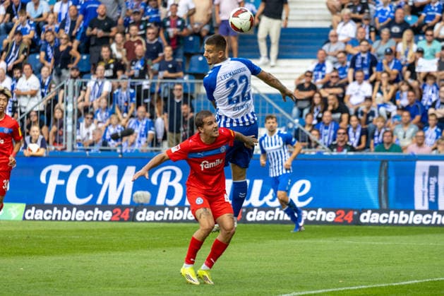 Deutschland: 2.Bundesliga, Saison 2026 2027, 30.08.2026, 3. Spieltag, 1.FC Magdeburg vs Holstein Kiel, Avnet Arena : John Tolkin (Holstein Kiel, 47) im Kopfball Duell gegen Mateusz Zukowski (1.FC Magdeburg, 22) *** Germany 2. Bundesliga, 2026–2027 Season, August 30, 2026, Matchday 3, 1. FC Magdeburg vs. Holstein Kiel, Avnet Arena John Tolkin Holstein Kiel, 47 in a header duel against Mateusz Zukowski of 1. FC Magdeburg, 22 Copyright: xMichellexLukax