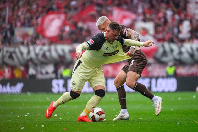 Fußball I Saison 2026-2027 I 2. Bundesliga I 3. Spieltag I FC St. Pauli - 1. FC Kaiserslautern I 30.08.2026 Marlon Ritter (7, 1. FC Kaiserslautern), Louis Oppie (23, FC St. Pauli) Hamburg Millerntor-Stadion Hamburg Deutschland *** Soccer 2026–2027 Season 2. Bundesliga Matchday 3 FC St. Pauli vs. 1. FC Kaiserslautern August 30, 2026 Marlon Ritter 7, 1 FC Kaiserslautern, Louis Oppie 23, FC St. Pauli, Millerntor Stadium, Hamburg, Germany Copyright: xLobecax xHenningxRohlfsx