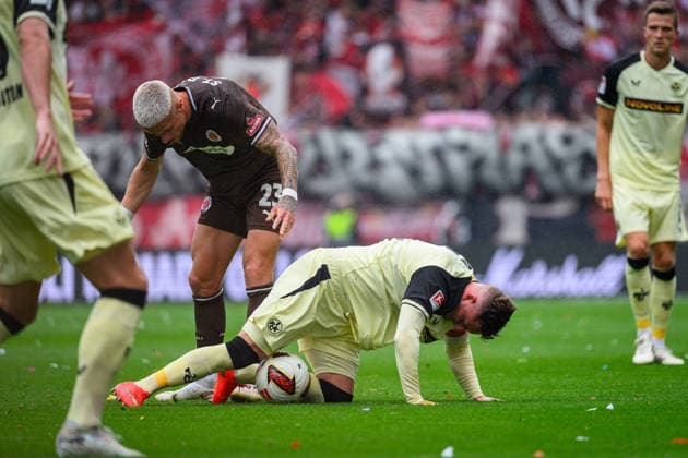 Fußball I Saison 2026-2027 I 2. Bundesliga I 3. Spieltag I FC St. Pauli - 1. FC Kaiserslautern I 30.08.2026 Marlon Ritter (7, 1. FC Kaiserslautern), Louis Oppie (23, FC St. Pauli) Hamburg Millerntor-Stadion Hamburg Deutschland *** Soccer 2026–2027 Season 2. Bundesliga Matchday 3 FC St. Pauli vs. 1. FC Kaiserslautern August 30, 2026 Marlon Ritter 7, 1 FC Kaiserslautern, Louis Oppie 23, FC St. Pauli, Millerntor Stadium, Hamburg, Germany Copyright: xLobecax xHenningxRohlfsx