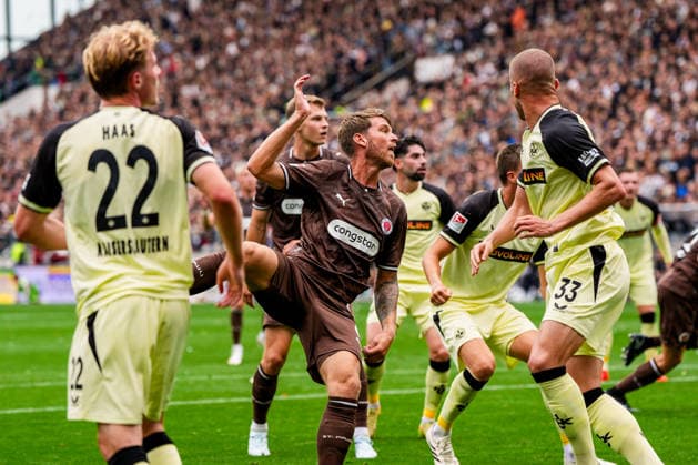 Deutschland: Fußball 2. Bundesliga 2026 27, 3. Spieltag FC St. Pauli vs 1. FC Kaiserslautern Millerntor-Stadion (Hamburg St. Pauli): Luftkampf Zweikampf Ecke, Marcus Mathisen (FC St. Pauli, 6), Jan Elvedi (1. FC Kaiserslautern, 33)ä *** Germany Soccer 2. Bundesliga 2026-27, Matchday 3: FC St. Pauli vs. 1. FC Kaiserslautern at Millerntor Stadium, Hamburg, St. Pauli—aerial duel, tackle, corner kick; Marcus Mathisen (FC St. Pauli, No. 6) vs. Jan Elvedi (1. FC Kaiserslautern, No. 33) Copyright: xStefanxTrochax