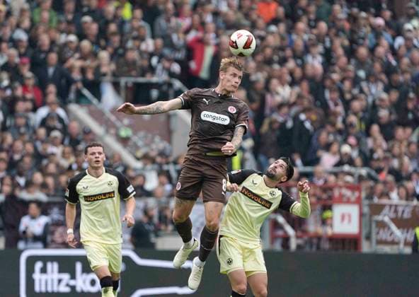 Foto : Eric SMITH (Pauli) gegen Semih SAHIN ( 1. FCK , rechts ) Fussball 2. Bundesliga , 3. Spieltag am So. 30.08.2026 FC St. Pauli - 1. FC Kaiserslautern *** Photo by Eric SMITH: St. Pauli vs. Semih SAHIN, 1. FC Kaiserslautern; right: Soccer, 2. Bundesliga, Matchday 3 on Sun, Aug. 30, 2026, FC St. Pauli vs. 1. FC Kaiserslautern