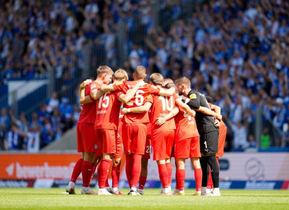 Spieler des Holstein Kiel stehen vor dem Spielbeginn gemeinsam im Mannschaftskreis. GER, 1. FC Magdeburg vs Holstein Kiel, 2. Bundesliga, 3. Spieltag, Saison 2026-27, Avnet Arena, Magdeburg, 30.08.2026 DFL REGULATIONS PROHIBIT ANY USE OF PHOTOGRAPHS AS IMAGE SEQUENCES AND OR QUASI-VIDEO GER, 1. FC Magdeburg vs Holstein Kiel, 2. Bundesliga, 3. Spieltag, Saison 2026-27, 30.08.2026 Magdeburg *** Holstein Kiel players stand together in a team huddle before the start of the game. GER, 1. FC Magdeburg vs. Holstein Kiel, 2. Bundesliga, Matchday 3, 2026–27 season, Avnet Arena, Magdeburg, August 30, 2026. DFL regulations prohibit any use of photographs as image sequences and or quasi-video. GER, 1 FC Magdeburg vs. Holstein Kiel, 2. Bundesliga, Matchday 3, 2026–27 season, August 30, 2026, Magdeburg Copyright: xEibner-Pressefoto ScottxColemanx EP_SCN