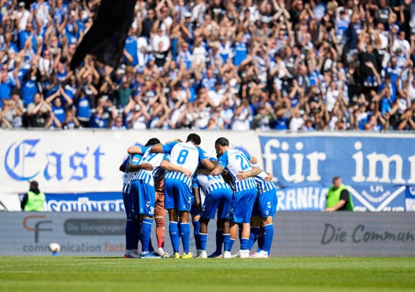 Spieler des 1. FC Magdeburg stehen vor dem Spielbeginn gemeinsam im Mannschaftskreis. GER, 1. FC Magdeburg vs Holstein Kiel, 2. Bundesliga, 3. Spieltag, Saison 2026-27, Avnet Arena, Magdeburg, 30.08.2026 DFL REGULATIONS PROHIBIT ANY USE OF PHOTOGRAPHS AS IMAGE SEQUENCES AND OR QUASI-VIDEO GER, 1. FC Magdeburg vs Holstein Kiel, 2. Bundesliga, 3. Spieltag, Saison 2026-27, 30.08.2026 Magdeburg *** Players from 1 FC Magdeburg stand together in a team huddle before the start of the game. GER, 1 FC Magdeburg vs. Holstein Kiel, 2. Bundesliga, Matchday 3, 2026–27 season, Avnet Arena, Magdeburg, August 30, 2026. DFL regulations prohibit any use of photographs as image sequences and or quasi-video. GER, 1 FC Magdeburg vs. Holstein Kiel, 2. Bundesliga, Matchday 3, 2026–27 season, August 30, 2026, Magdeburg Copyright: xEibner-Pressefoto ScottxColemanx EP_SCN