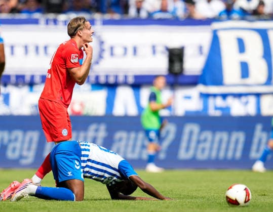 Jonas Therkelsen (Holstein Kiel, 10) reagiert nach einem Foul an Pierre Nadjombe (1. FC Magdeburg, 28). GER, 1. FC Magdeburg vs Holstein Kiel, 2. Bundesliga, 3. Spieltag, Saison 2026-27, Avnet Arena, Magdeburg, 30.08.2026 DFL REGULATIONS PROHIBIT ANY USE OF PHOTOGRAPHS AS IMAGE SEQUENCES AND OR QUASI-VIDEO GER, 1. FC Magdeburg vs Holstein Kiel, 2. Bundesliga, 3. Spieltag, Saison 2026-27, 30.08.2026 Magdeburg *** Jonas Therkelsen (Holstein Kiel, No. 10) reacts after a foul on Pierre Nadjombe (1. FC Magdeburg, No. 28). 1. FC Magdeburg vs. Holstein Kiel, 2. Bundesliga, Matchday 3, 2026–27 season, Avnet Arena, Magdeburg, August 30, 2026 DFL regulations prohibit any use of photographs as image sequences and or quasi-video GER, 1 FC Magdeburg vs. Holstein Kiel, 2. Bundesliga, Matchday 3, 2026–27 season, August 30, 2026, Magdeburg Copyright: xEibner-Pressefoto ScottxColemanx EP_SCN