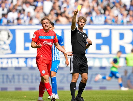 Jonas Therkelsen (Holstein Kiel, 10) reagiert, waehrend Jarno Wienefeld (Schiedsrichter) ihm die Gelbe Karte zeigt. GER, 1. FC Magdeburg vs Holstein Kiel, 2. Bundesliga, 3. Spieltag, Saison 2026-27, Avnet Arena, Magdeburg, 30.08.2026 DFL REGULATIONS PROHIBIT ANY USE OF PHOTOGRAPHS AS IMAGE SEQUENCES AND OR QUASI-VIDEO GER, 1. FC Magdeburg vs Holstein Kiel, 2. Bundesliga, 3. Spieltag, Saison 2026-27, 30.08.2026 Magdeburg *** Jonas Therkelsen of Holstein Kiel, No. 10, reacts as referee Jarno Wienefeld shows him a yellow card. GER, 1. FC Magdeburg vs. Holstein Kiel, 2. Bundesliga, Matchday 3, 2026–27 season, Avnet Arena, Magdeburg, August 30, 2026. DFL regulations prohibit any use of photographs as image sequences and or quasi-video. GER, 1 FC Magdeburg vs. Holstein Kiel, 2. Bundesliga, Matchday 3, 2026–27 season, August 30, 2026, Magdeburg Copyright: xEibner-Pressefoto ScottxColemanx EP_SCN
