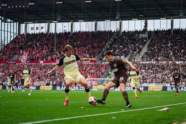 Fußball I Saison 2026-2027 I 2. Bundesliga I 3. Spieltag I FC St. Pauli - 1. FC Kaiserslautern I 30.08.2026 Paul Joly (26, 1. FC Kaiserslautern), Martijn Kaars (19, FC St. Pauli) Hamburg Millerntor-Stadion Hamburg Deutschland *** Soccer 2026–2027 Season 2. Bundesliga Matchday 3 FC St. Pauli vs. 1. FC Kaiserslautern August 30, 2026 Paul Joly 26, 1 FC Kaiserslautern, Martijn Kaars 19, FC St. Pauli, Millerntor Stadium, Hamburg, Germany Copyright: xLobecax xHenningxRohlfsx