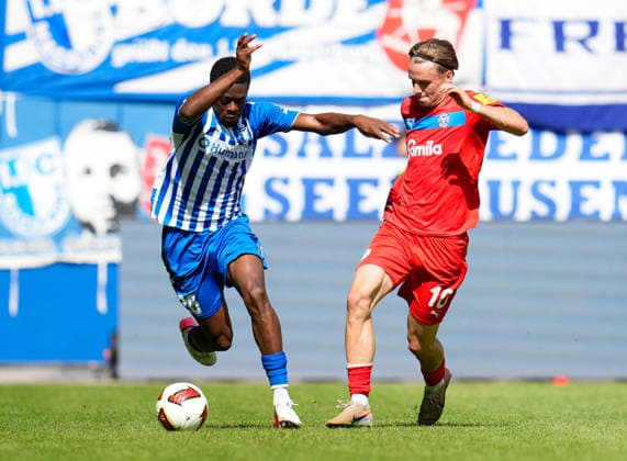 Pierre Nadjombe (1. FC Magdeburg, 28) im Zweikampf mit Jonas Therkelsen (Holstein Kiel, 10) GER, 1. FC Magdeburg vs Holstein Kiel, 2. Bundesliga, 3. Spieltag, Saison 2026-27, Avnet Arena, Magdeburg, 30.08.2026 DFL REGULATIONS PROHIBIT ANY USE OF PHOTOGRAPHS AS IMAGE SEQUENCES AND OR QUASI-VIDEO GER, 1. FC Magdeburg vs Holstein Kiel, 2. Bundesliga, 3. Spieltag, Saison 2026-27, 30.08.2026 Magdeburg *** Pierre Nadjombe, 1 FC Magdeburg, No. 28, in a tackle with Jonas Therkelsen, Holstein Kiel, No. 10 GER, 1 FC Magdeburg vs. Holstein Kiel, 2. Bundesliga, Matchday 3, 2026-27 season, Avnet Arena, Magdeburg, August 30, 2026. DFL regulations prohibit any use of photographs as image sequences and or quasi-video. GER, 1 FC Magdeburg vs. Holstein Kiel, 2. Bundesliga, Matchday 3, 2026–27 season, August 30, 2026, Magdeburg Copyright: xEibner-Pressefoto ScottxColemanx EP_SCN