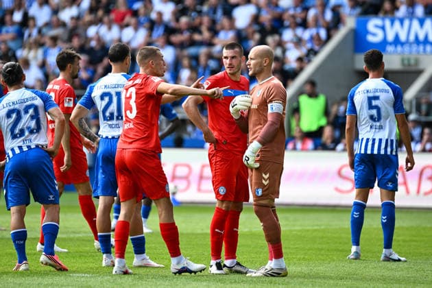 Fußball I Herren I Saison 2026-2027 I 2. Bundesliga I 3. Spieltag I 1. FC Magdeburg - Holstein Kiel I 30.08.2026 Hitzige Diskussion nach der Strafstoßentschiedung zwischen Ivan Nekic (13, Holstein Kiel) und Dominik Reimann (1, 1. FC Magdeburg) Magdeburg Avnet Arena (Heinz-Krügel-Platz 1) Sachsen-Anhalt Deutschland *** Soccer I Men s I 2026–2027 Season I 2. Bundesliga I Matchday 3 I 1. FC Magdeburg vs. Holstein Kiel I August 30, 2026 Heated discussion following the penalty kick decision between Ivan Nekic 13, Holstein Kiel, and Dominik Reimann (1), 1. FC Magdeburg; Magdeburg, Avnet Arena, Heinz Krügel Platz 1, Saxony-Anhalt, Germany Copyright: xLobeca InesxHähnelx