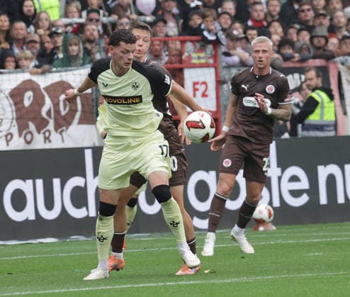 Erencan Yardimci (1.FC Kaiserslautern) legt sich den Ball zum Torschuss vor Fussball, 2.Liga, Saison 2026-2027 Herren, FC St.Pauli gegen 1.FC kaiserslautern DFL REGULATIONS PROHIBIT ANY USE OF PHOTOGRAPHS AS IMAGE SEQUENCES AND OR QUASI-VIDEO. *** Erencan Yardimci of 1. FC Kaiserslautern sets up the ball for a shot on goal. Soccer, 2nd Division, 2026–2027 Men s Season, FC St. Pauli vs. 1. FC Kaiserslautern. DFL regulations prohibit any use of photographs as image sequences and or quasi-video.