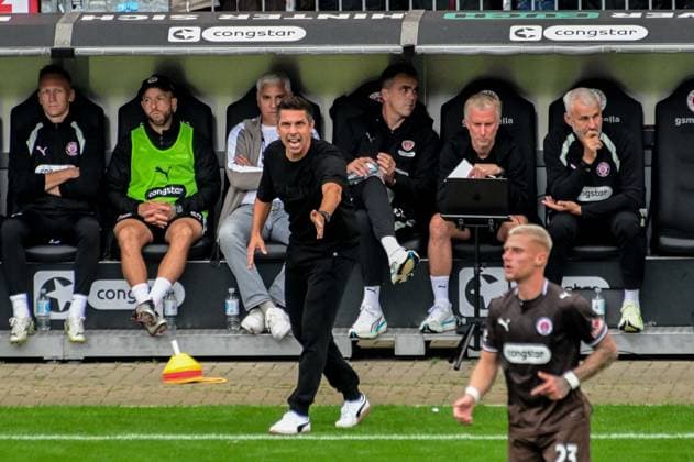 Trainer Marcel Rapp ( Pauli ) ( Kaiserslautern ) Deutschland , Hamburg , Millerntor , Fussball , 2 . Bundesliga , FC St Pauli - FC Kaiserslautern *** Coach Marcel Rapp, St. Pauli, Kaiserslautern, Germany, Hamburg, Millerntor, soccer, 2. Bundesliga, FC St. Pauli, FC Kaiserslautern