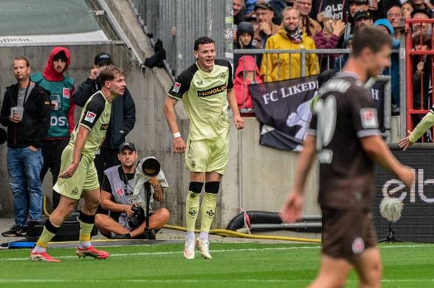Tor zum 0:1 von 17 Erencan Yardimci 26 Paul Joly ( Kaiserslautern ) Deutschland , Hamburg , Millerntor , Fussball , 2 . Bundesliga , FC St Pauli - FC Kaiserslautern *** Goal for 0-1 by 17 Erencan Yardimci 26 Paul Joly Kaiserslautern Germany, Hamburg, Millerntor, soccer, 2. Bundesliga, FC St. Pauli, FC Kaiserslautern